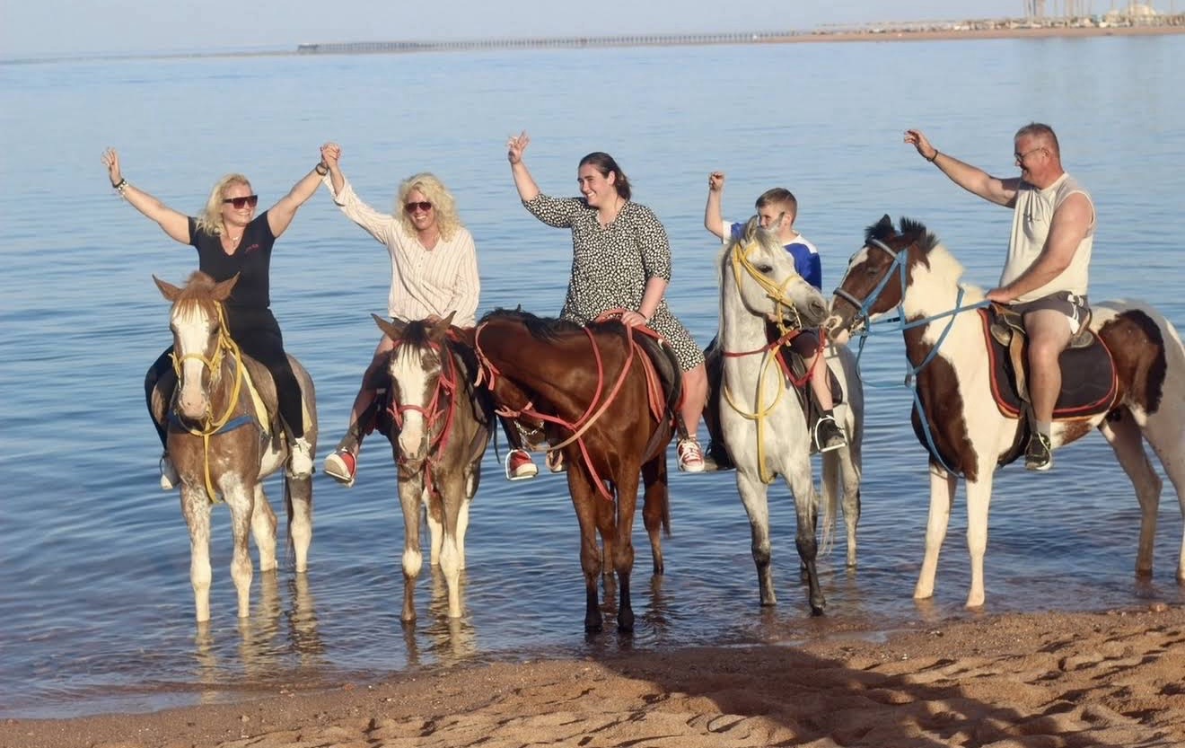7Катание на лошадях вдоль моря